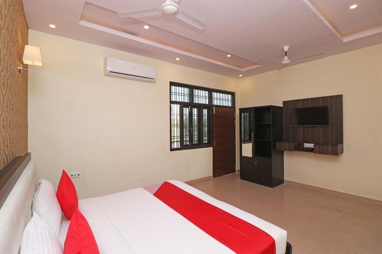 Capital O Hotel Royal Inn Near Gomti Riverfront Park لاكناو المظهر الخارجي الصورة