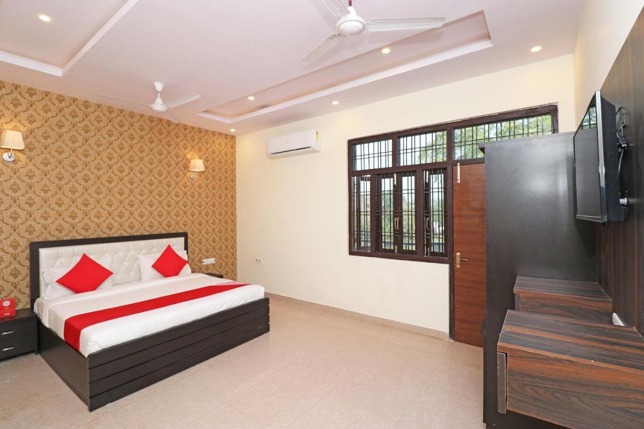 Capital O Hotel Royal Inn Near Gomti Riverfront Park لاكناو المظهر الخارجي الصورة