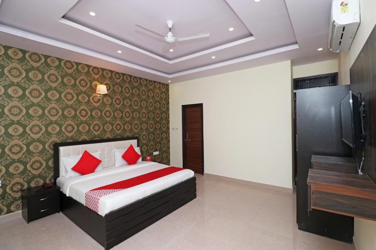 Capital O Hotel Royal Inn Near Gomti Riverfront Park لاكناو المظهر الخارجي الصورة