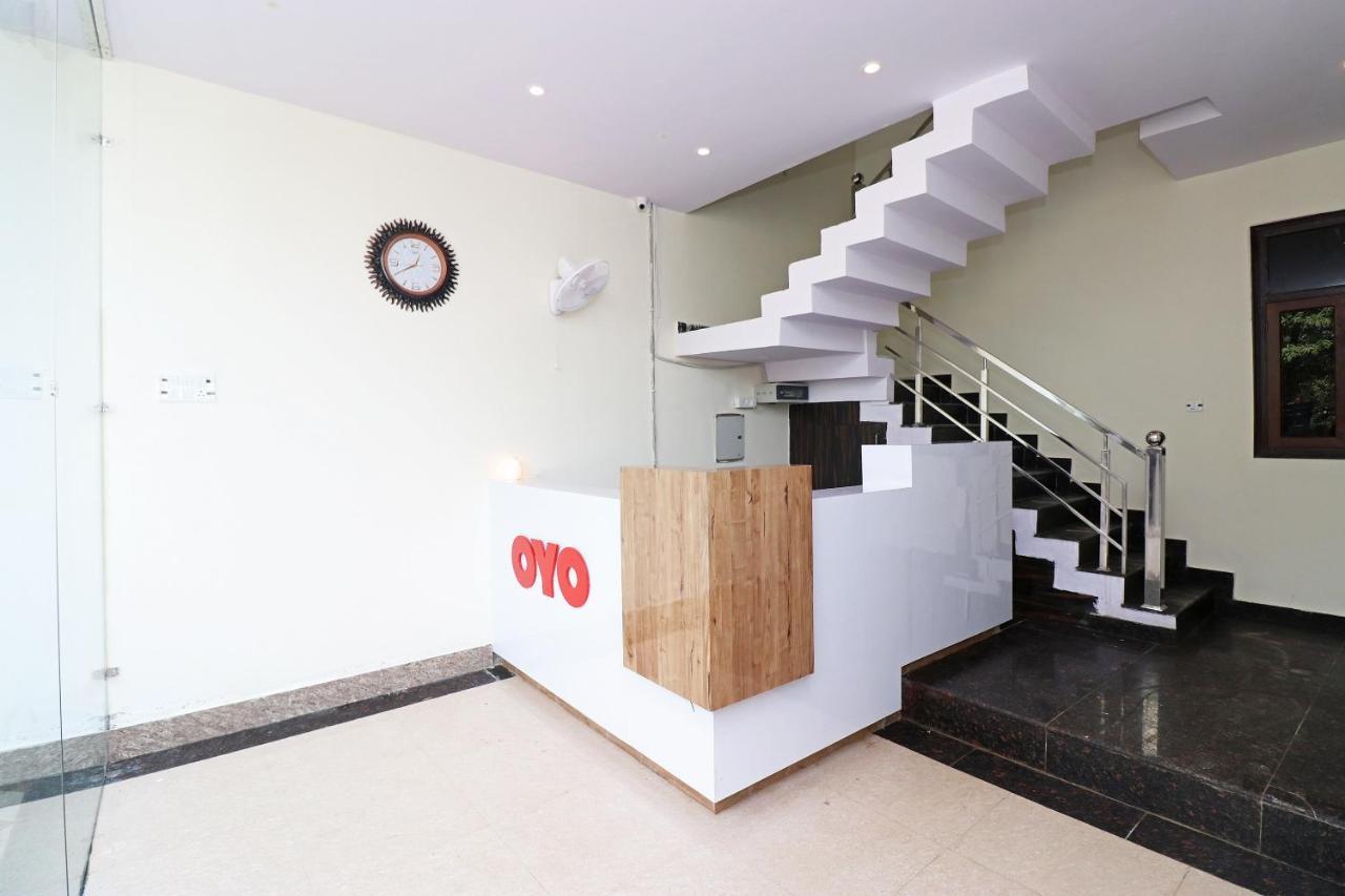 Capital O Hotel Royal Inn Near Gomti Riverfront Park لاكناو المظهر الخارجي الصورة