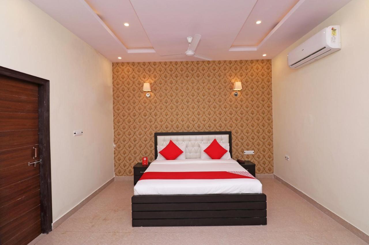 Capital O Hotel Royal Inn Near Gomti Riverfront Park لاكناو المظهر الخارجي الصورة